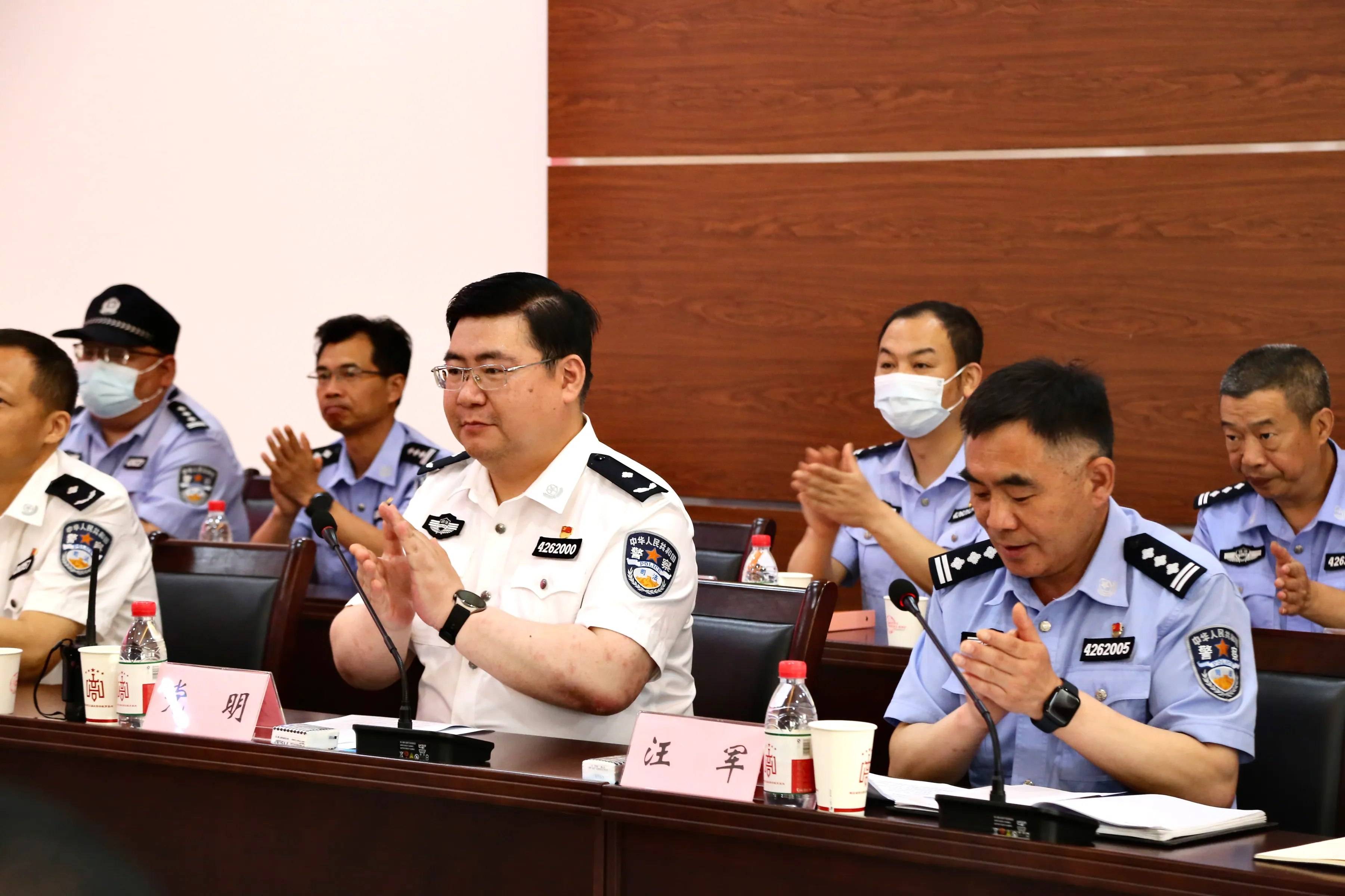艺术进警营 书画赠英雄 (图3)