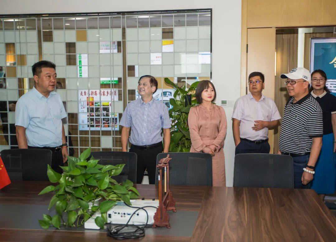 “湖北省商协会秘书长高级研修班”代表莅临武汉荆门商会交流座谈 (图12)