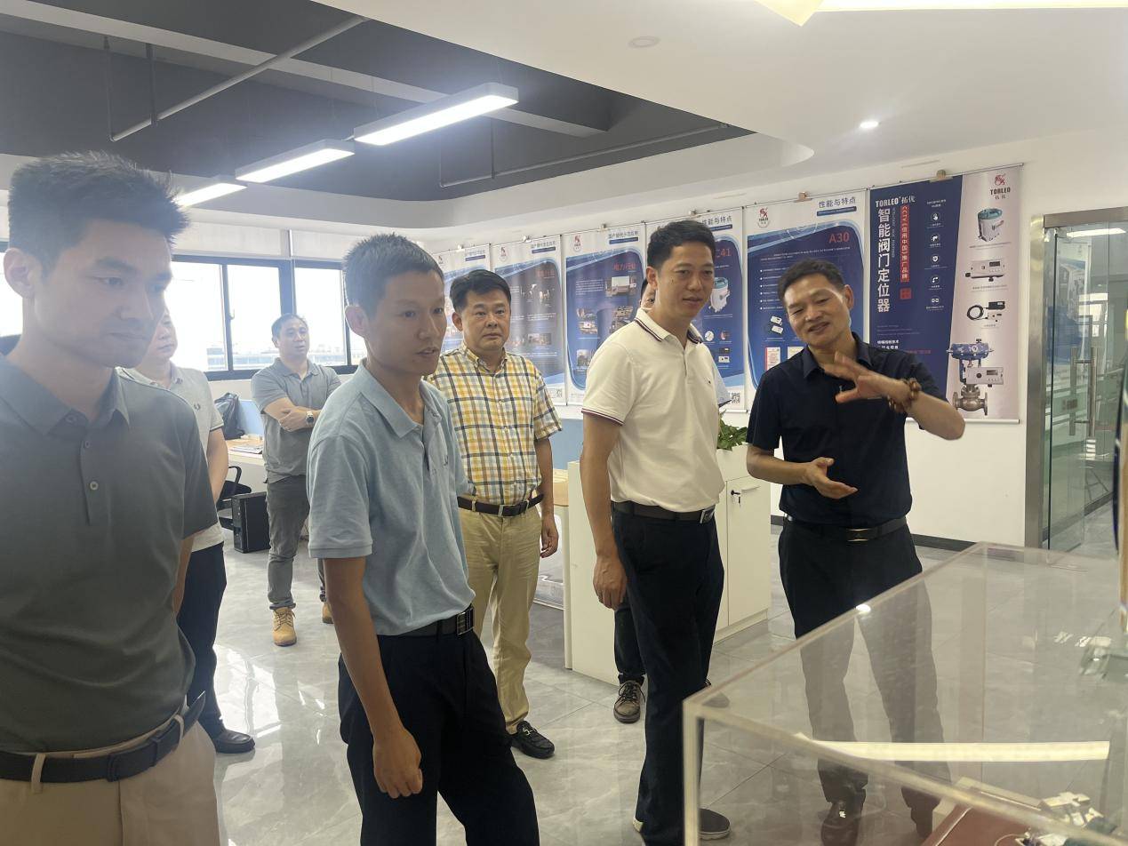 家乡领导莅临武汉九江商会会员单位武汉拓优智能股份有限公司指导 (图2)
