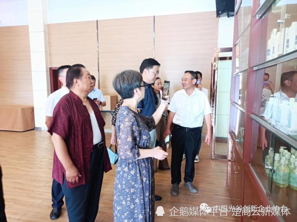 中国光谷创新企业协会携光谷知识产权研究院考察来凤藤茶产业(图4)