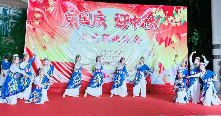 艺术家与业主同台！柳林社区双节晚会“专业范儿”十足(图1)