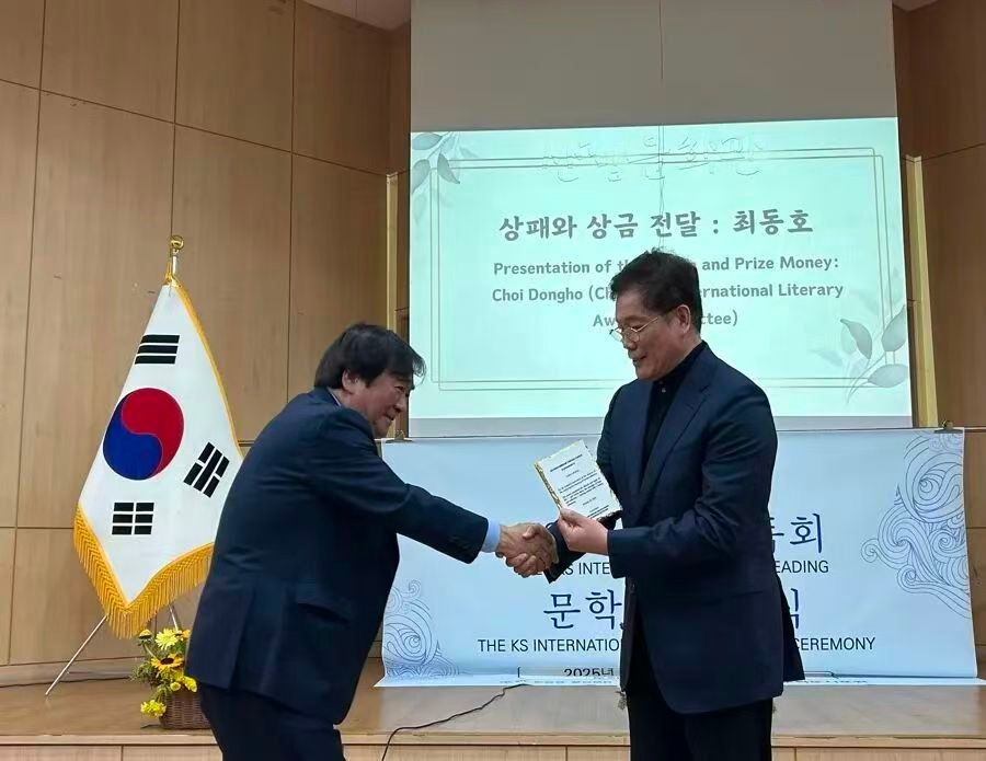 一年四折桂！赵丽宏以“静水流深”的中国诗心赢得世界共鸣与喝彩 媒体宣传汇总